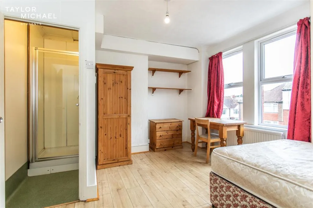 6 bedroom terraced house for rent