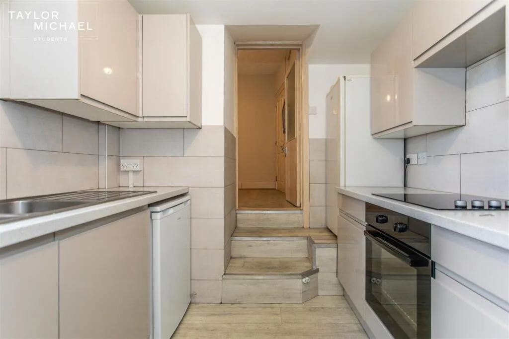 6 bedroom terraced house for rent