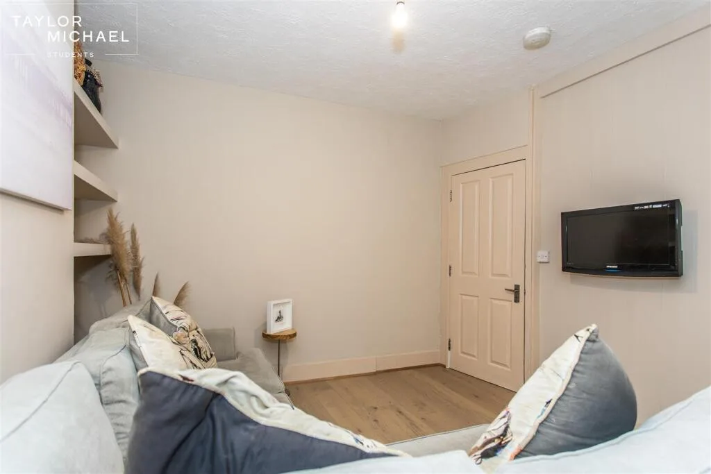 6 bedroom terraced house for rent