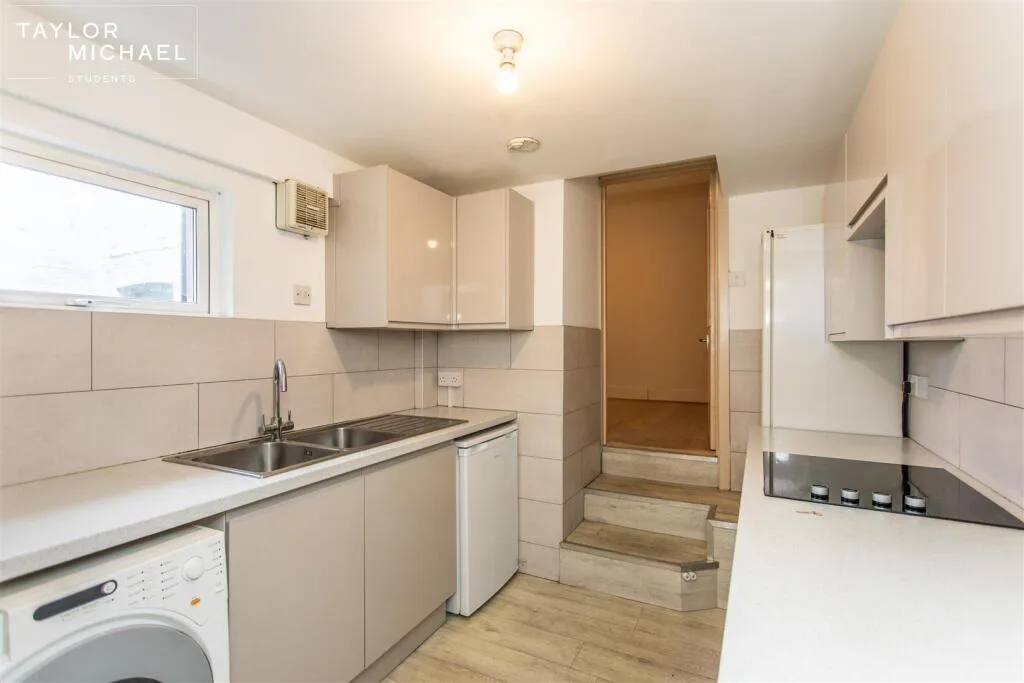 6 bedroom terraced house for rent