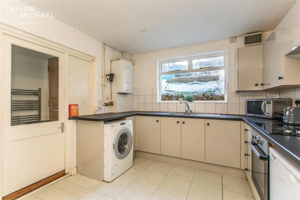 6 bedroom terraced house for rent