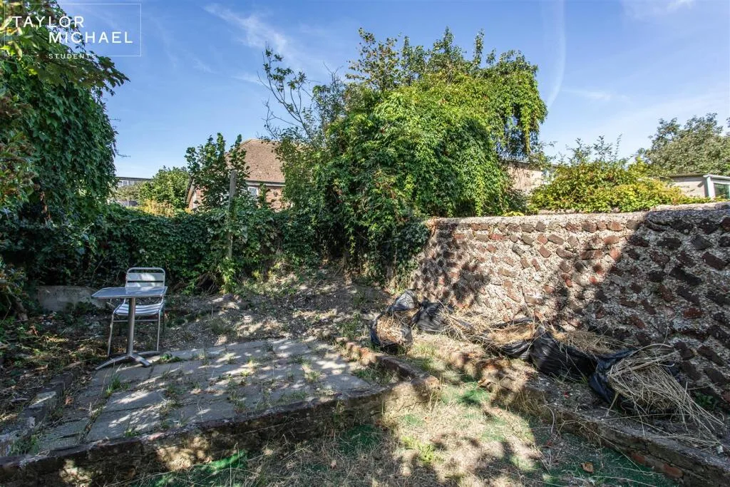 6 bedroom terraced house for rent