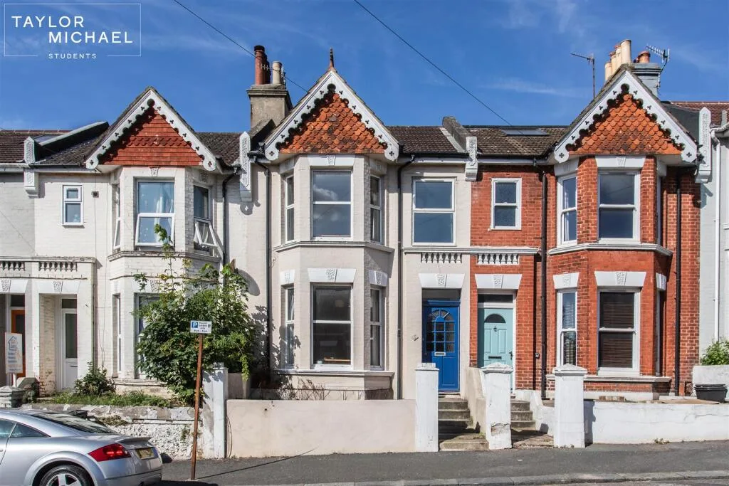 6 bedroom terraced house for rent