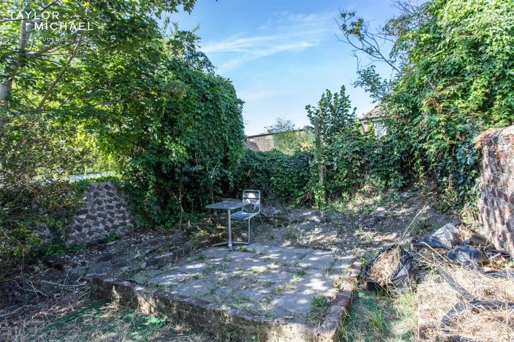6 bedroom terraced house for rent