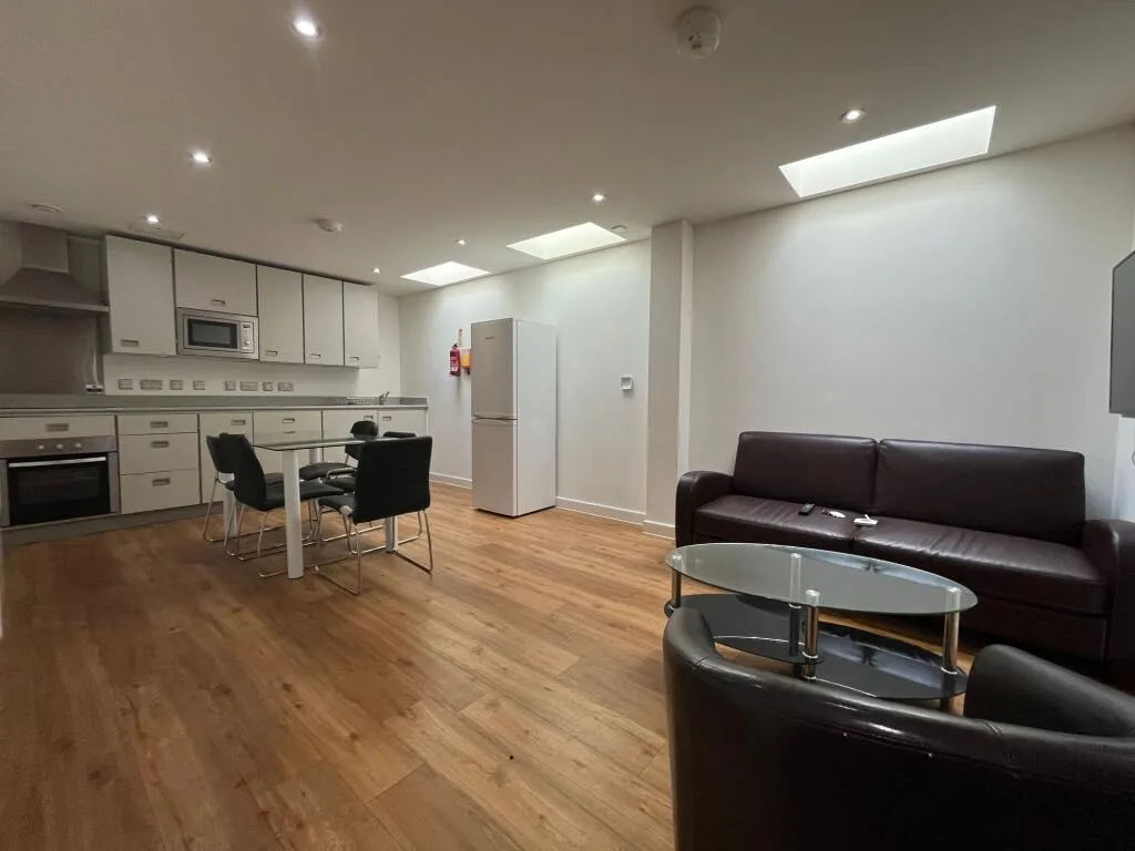 5 bedroom flat for rent