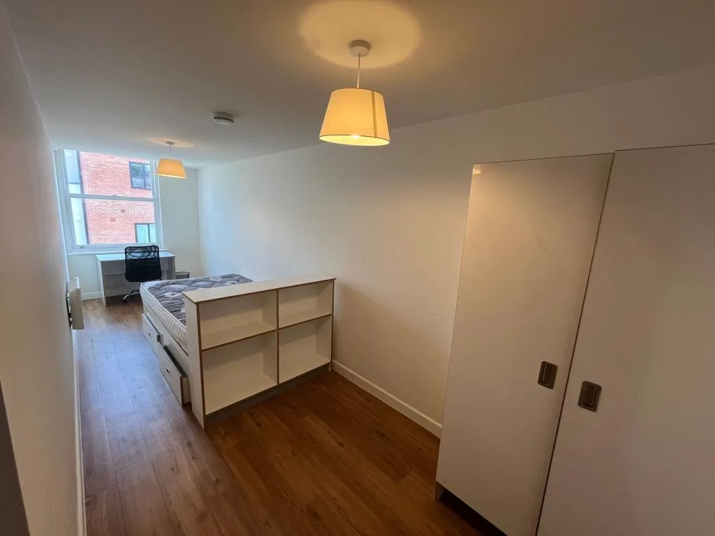5 bedroom flat for rent