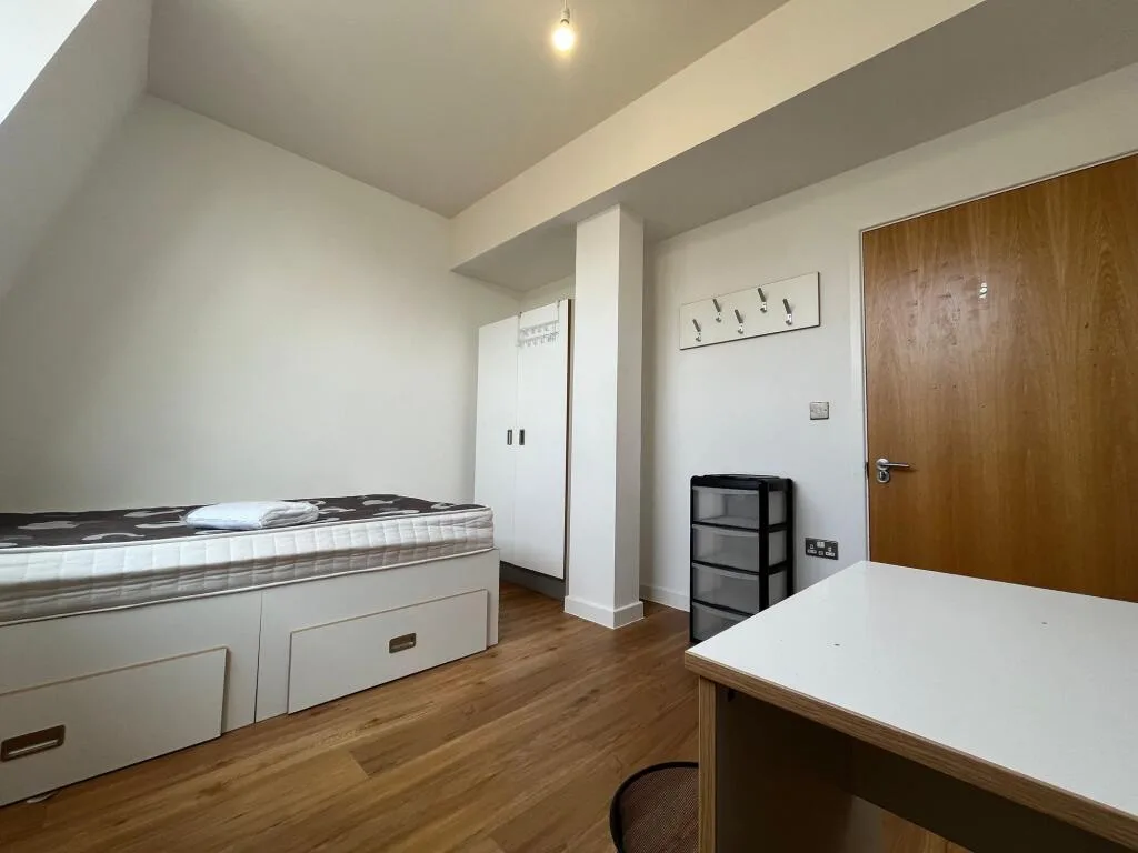 5 bedroom flat for rent
