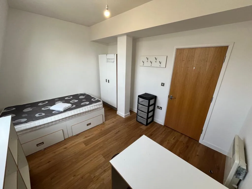 5 bedroom flat for rent