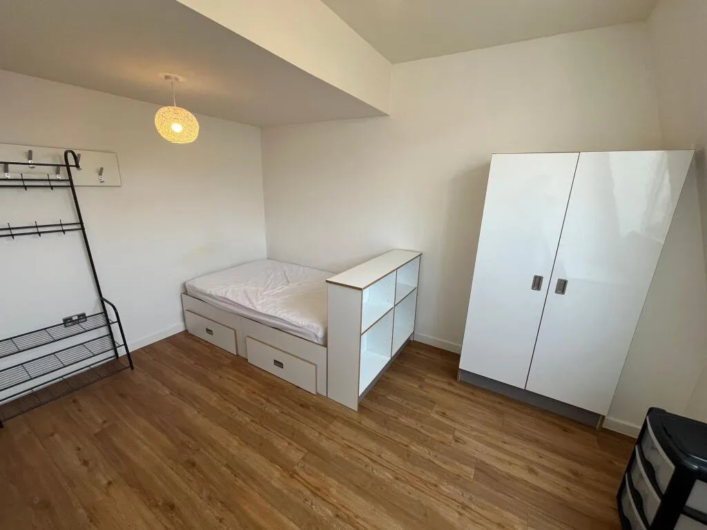 5 bedroom flat for rent