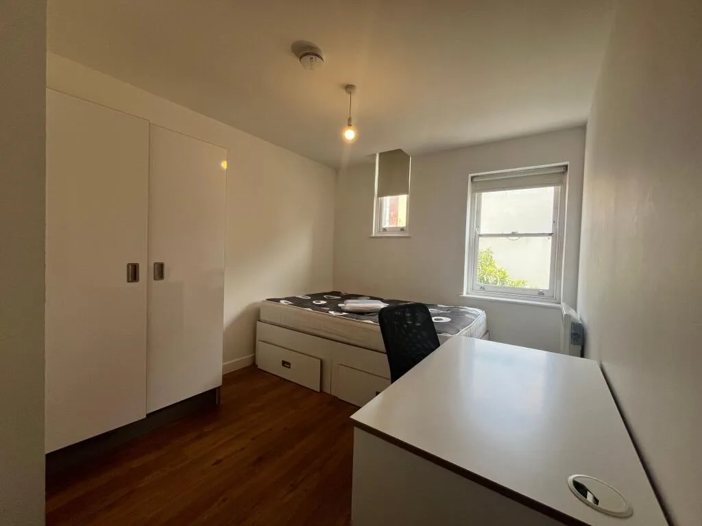 5 bedroom flat for rent