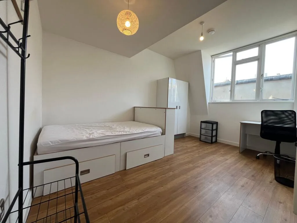 5 bedroom flat for rent