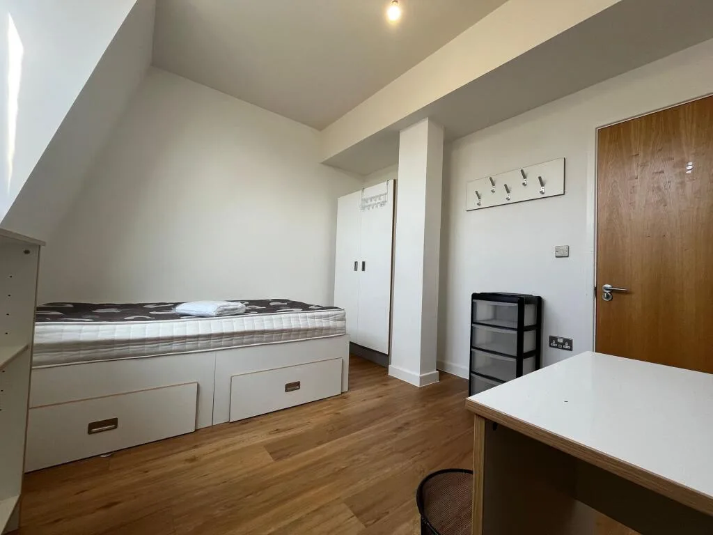5 bedroom flat for rent