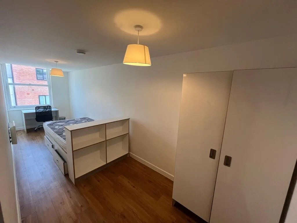 5 bedroom flat for rent