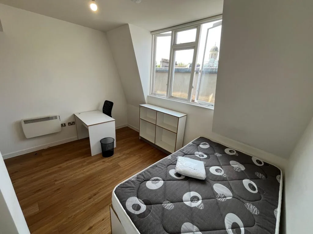 5 bedroom flat for rent