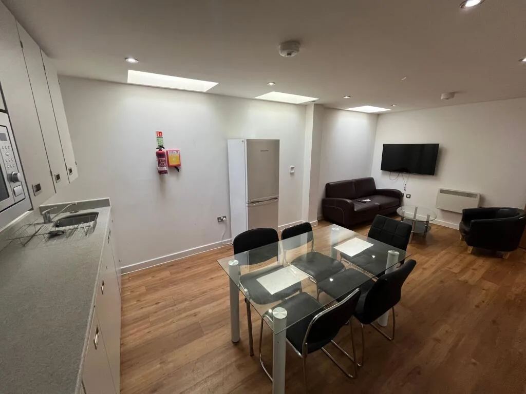 5 bedroom flat for rent