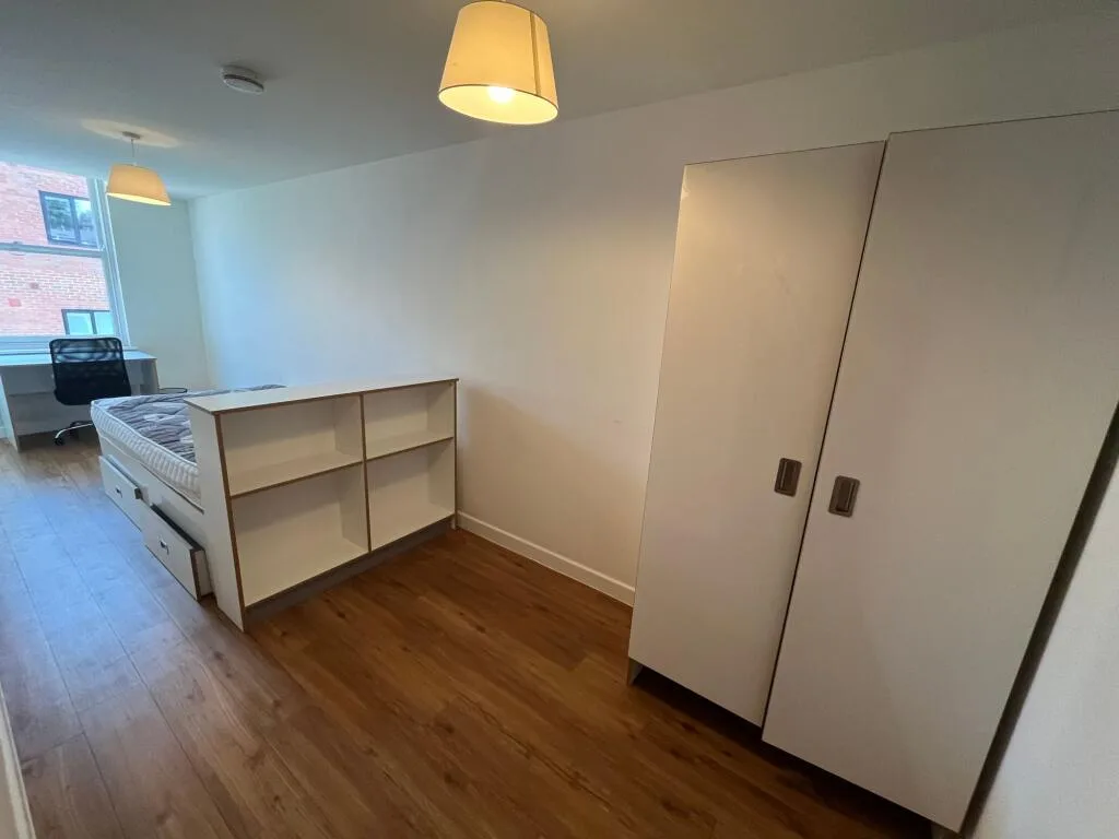 5 bedroom flat for rent