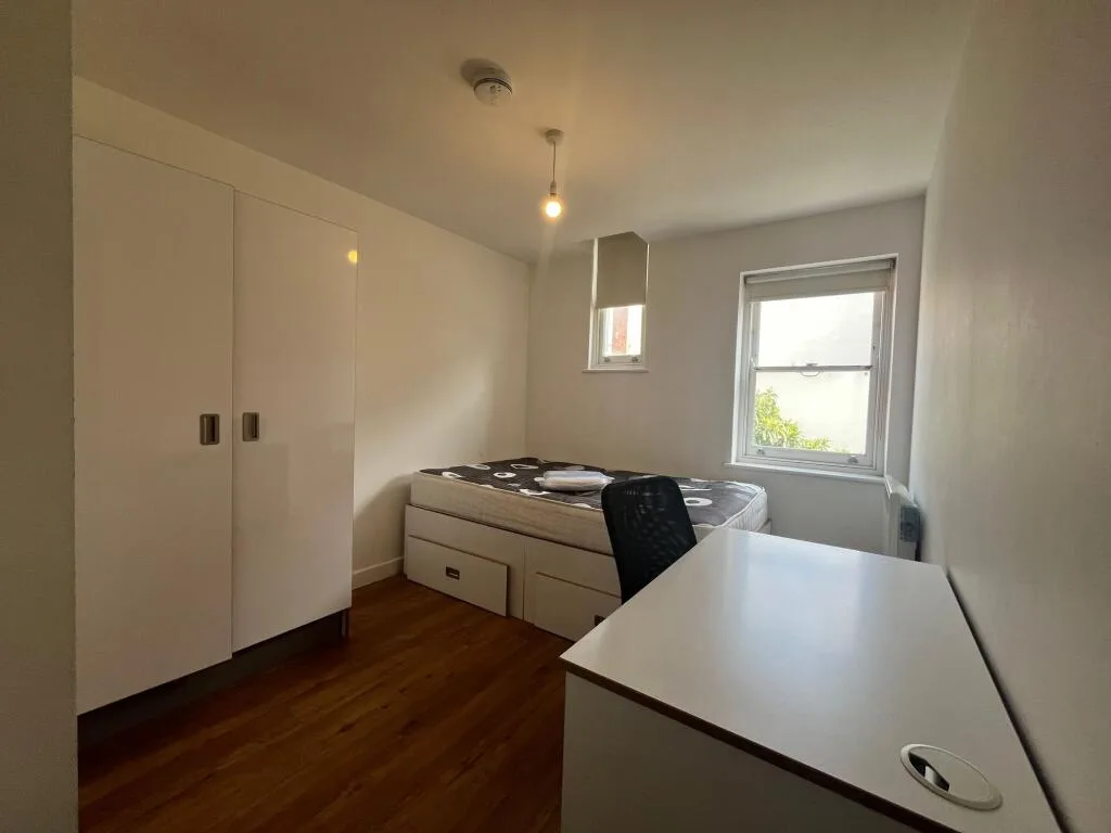 5 bedroom flat for rent