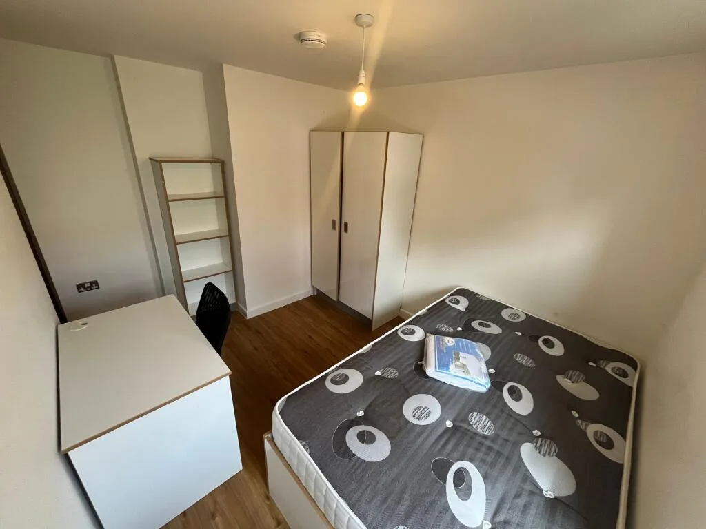 5 bedroom flat for rent
