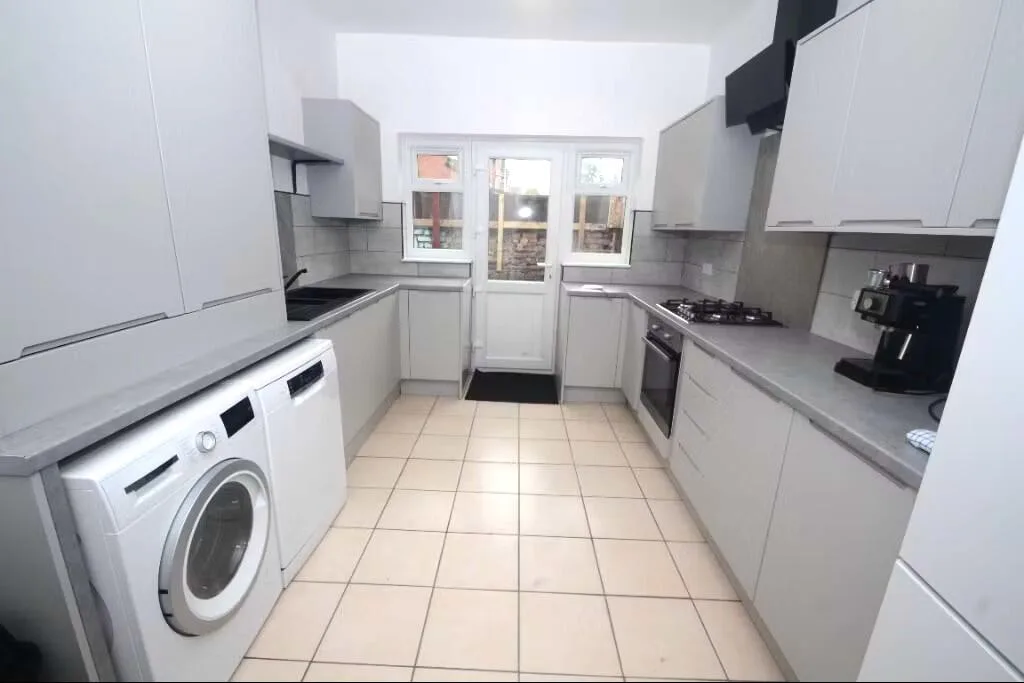 5 bedroom terraced house for rent
