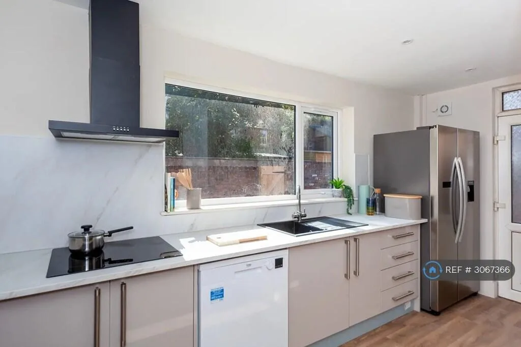 6 bedroom semi-detached house for rent