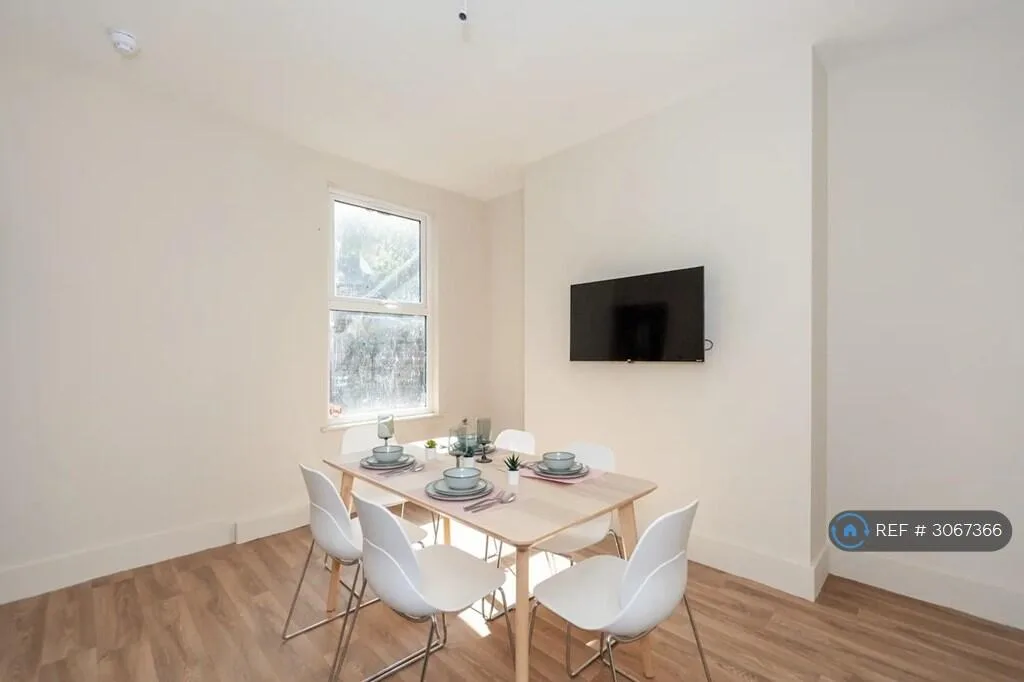 6 bedroom semi-detached house for rent
