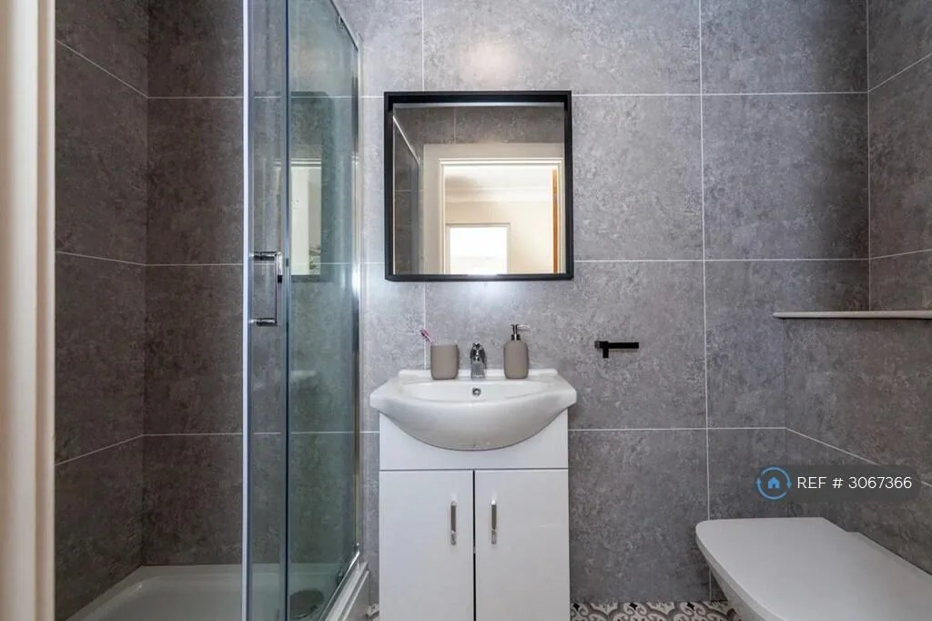 6 bedroom semi-detached house for rent