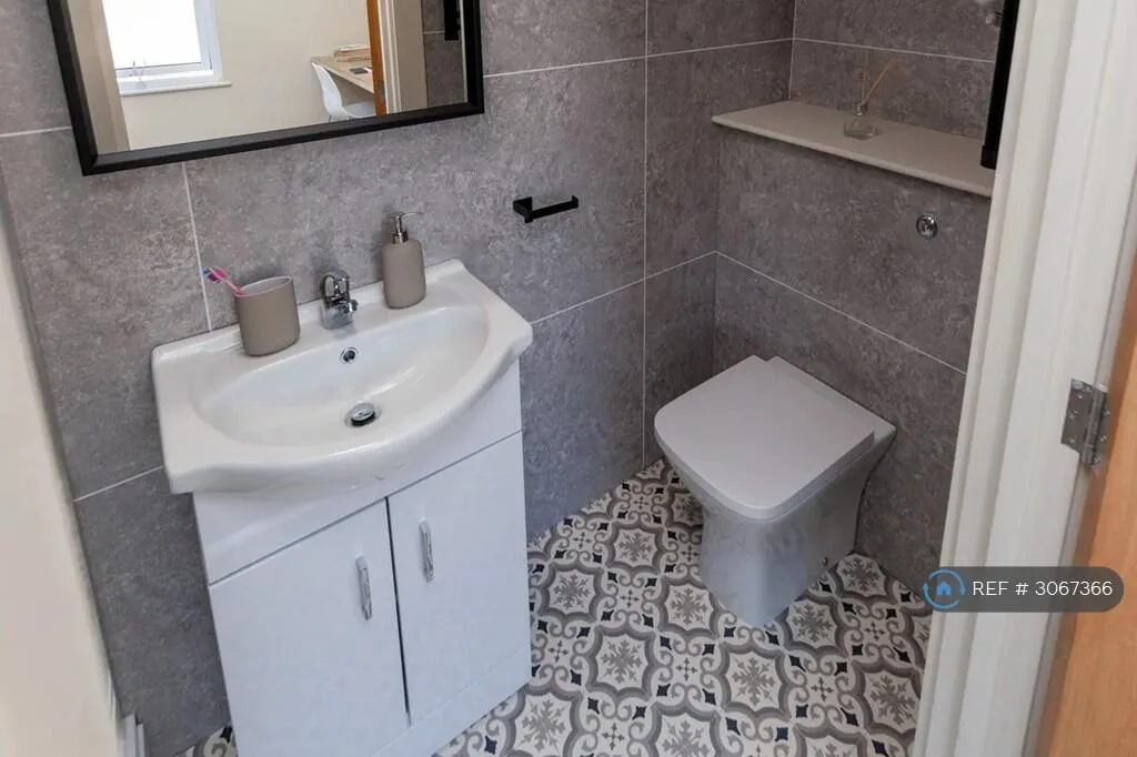 6 bedroom semi-detached house for rent