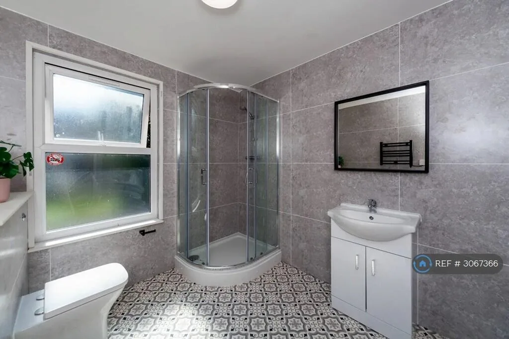 6 bedroom semi-detached house for rent