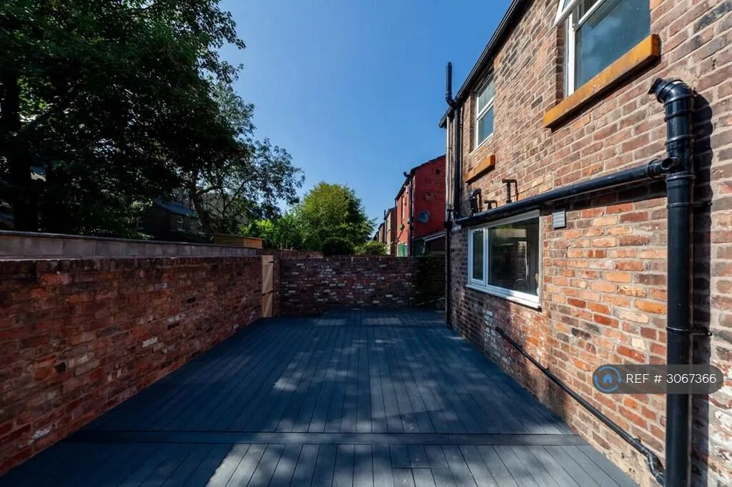 6 bedroom semi-detached house for rent