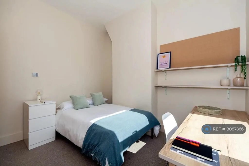 6 bedroom semi-detached house for rent