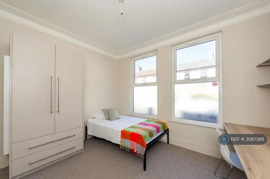 6 bedroom semi-detached house for rent