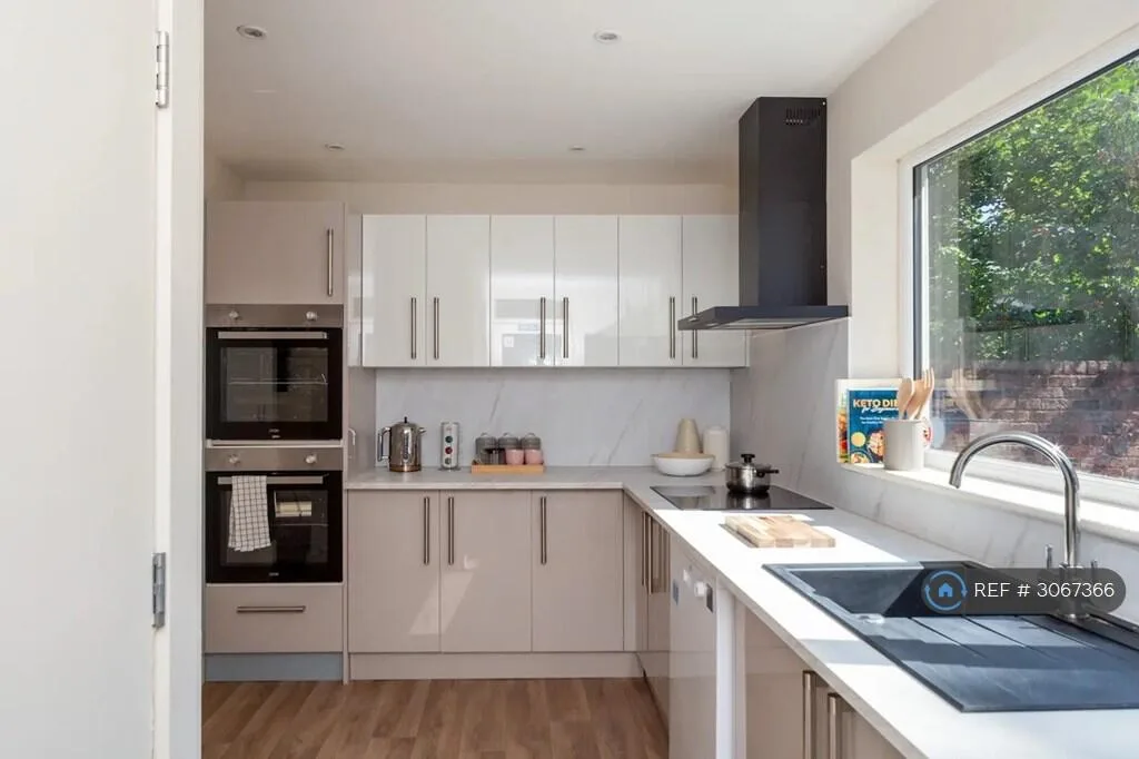 6 bedroom semi-detached house for rent