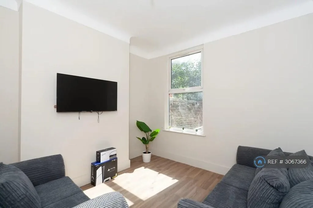 6 bedroom semi-detached house for rent