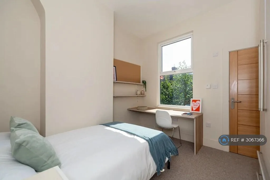 6 bedroom semi-detached house for rent