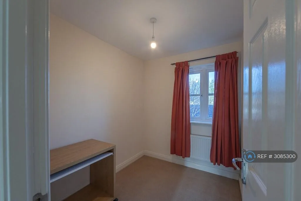 4 bedroom end of terrace house for rent