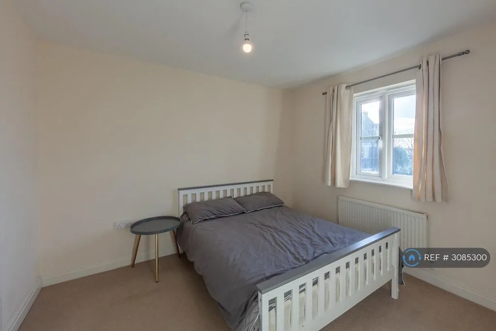 4 bedroom end of terrace house for rent