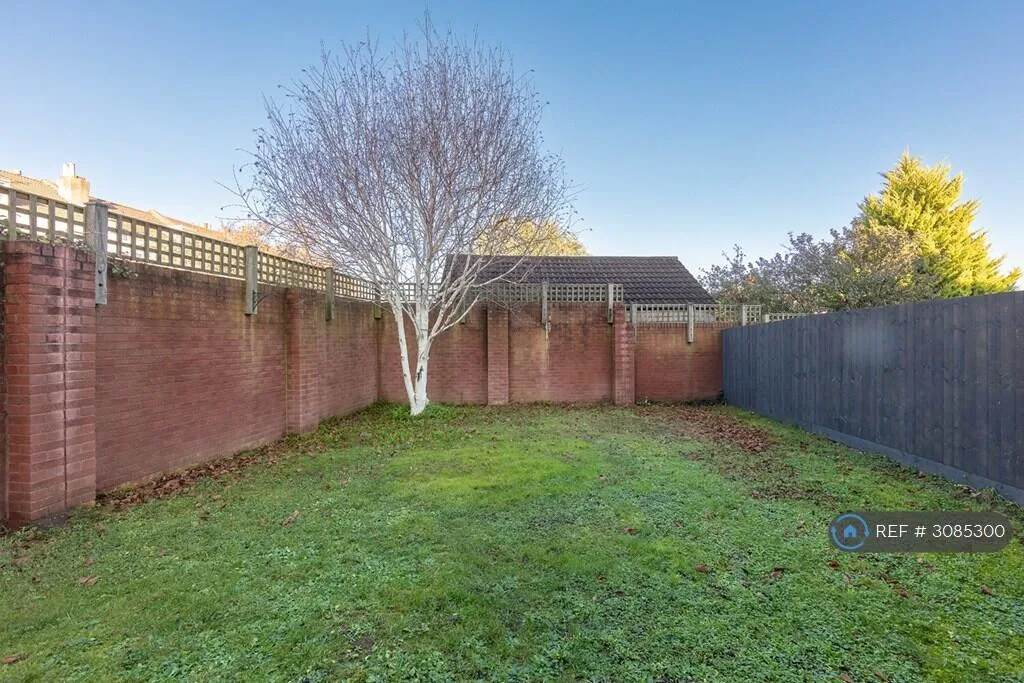 4 bedroom end of terrace house for rent
