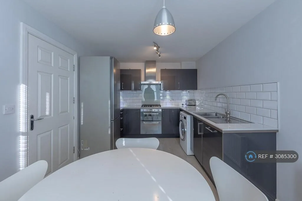 4 bedroom end of terrace house for rent