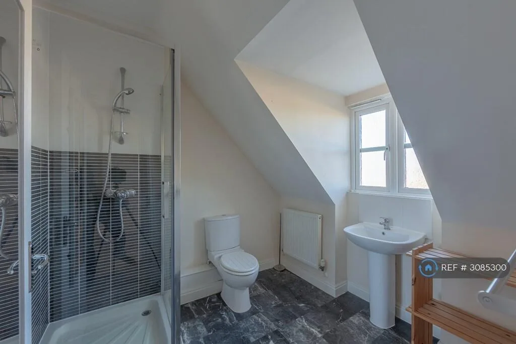 4 bedroom end of terrace house for rent