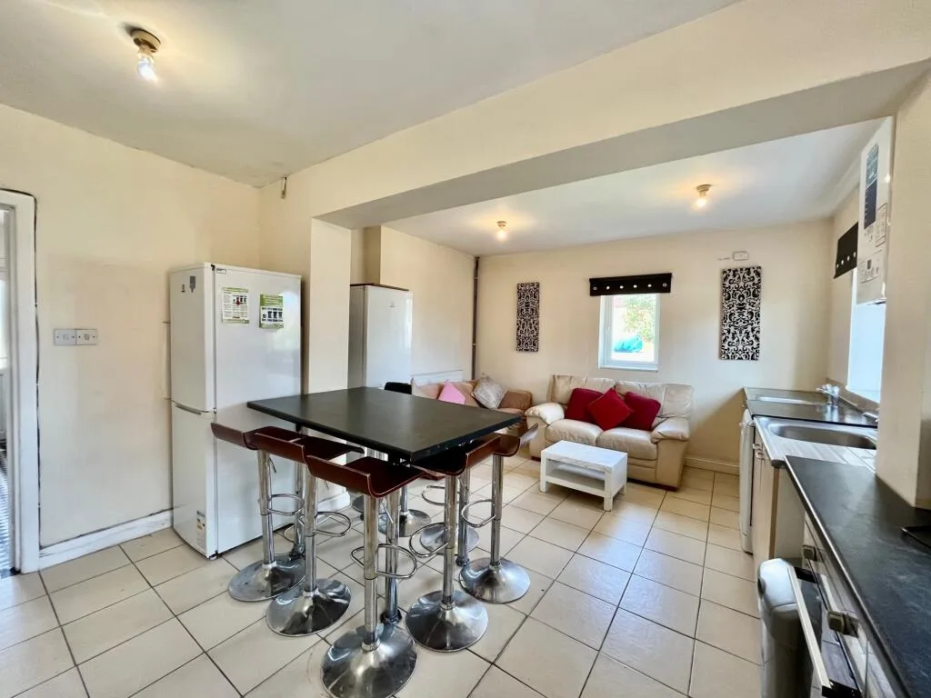 7 bedroom semi-detached house for rent
