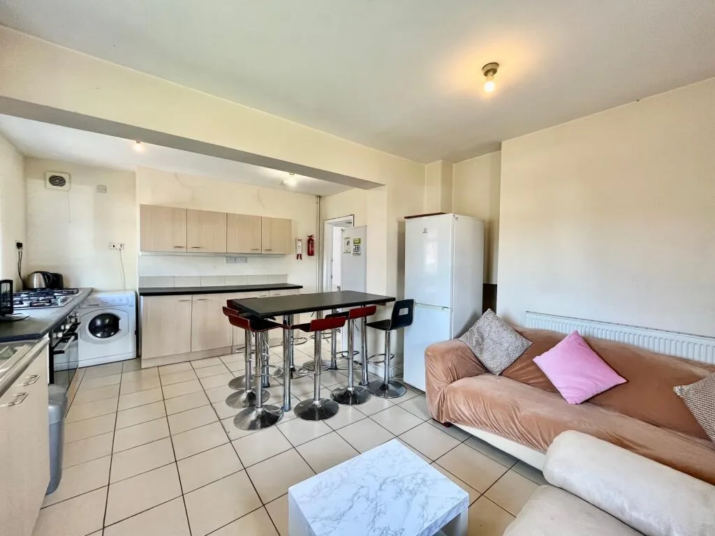 7 bedroom semi-detached house for rent