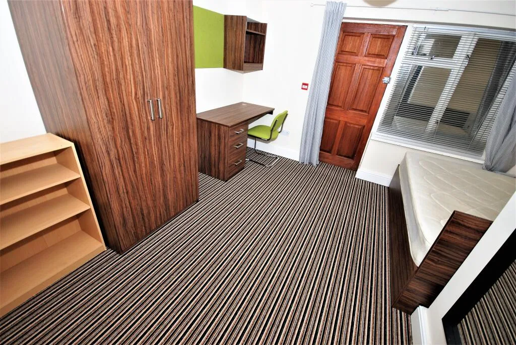6 bedroom flat for rent