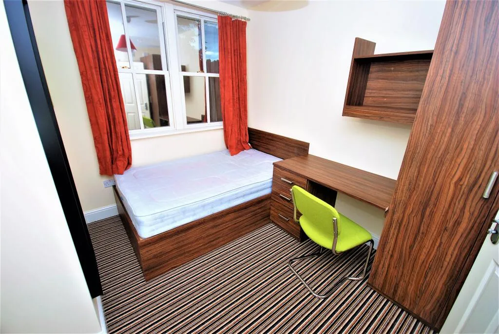 6 bedroom flat for rent