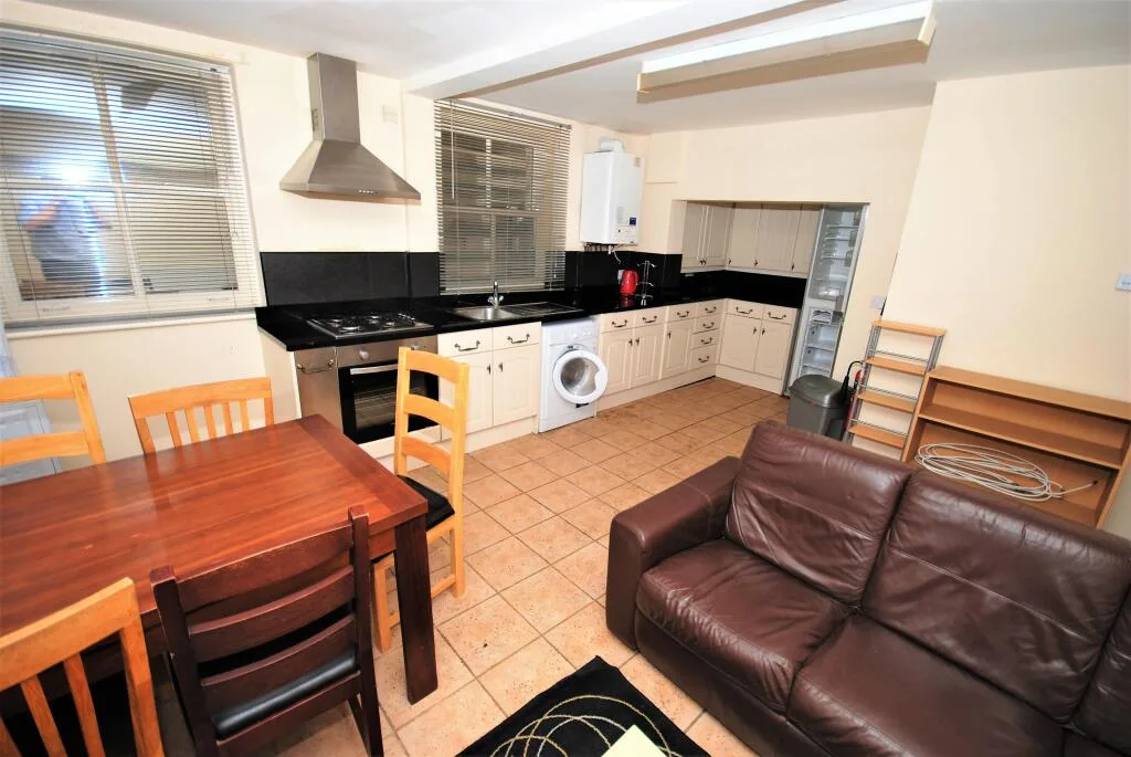 6 bedroom flat for rent