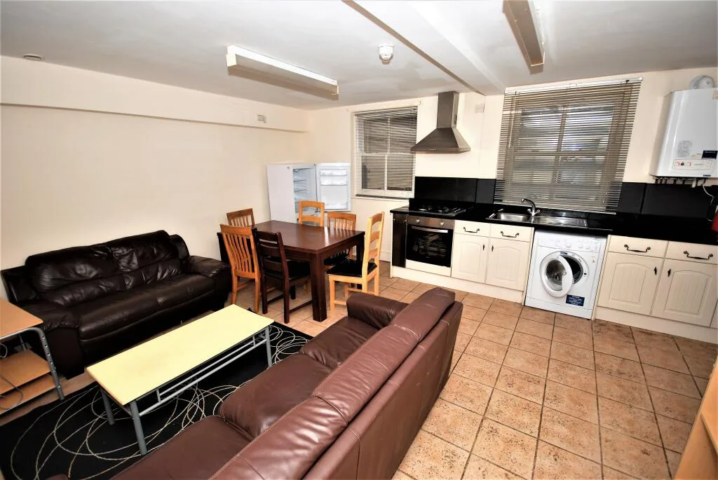 6 bedroom flat for rent