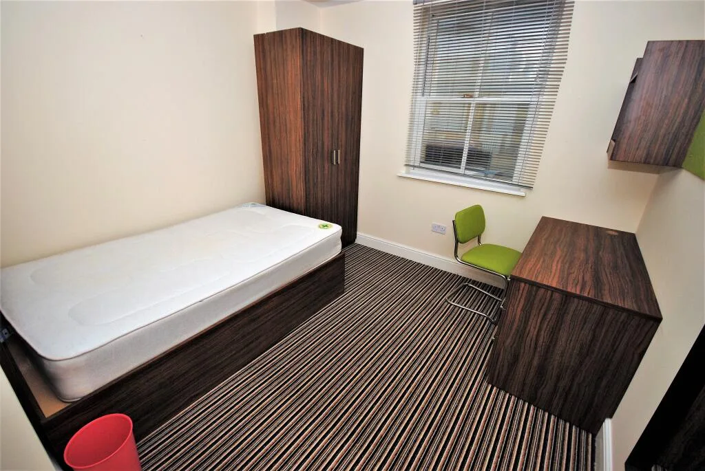 6 bedroom flat for rent