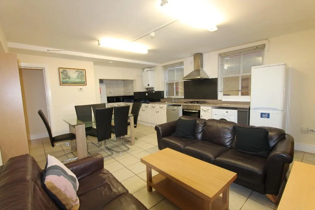 6 bedroom flat for rent