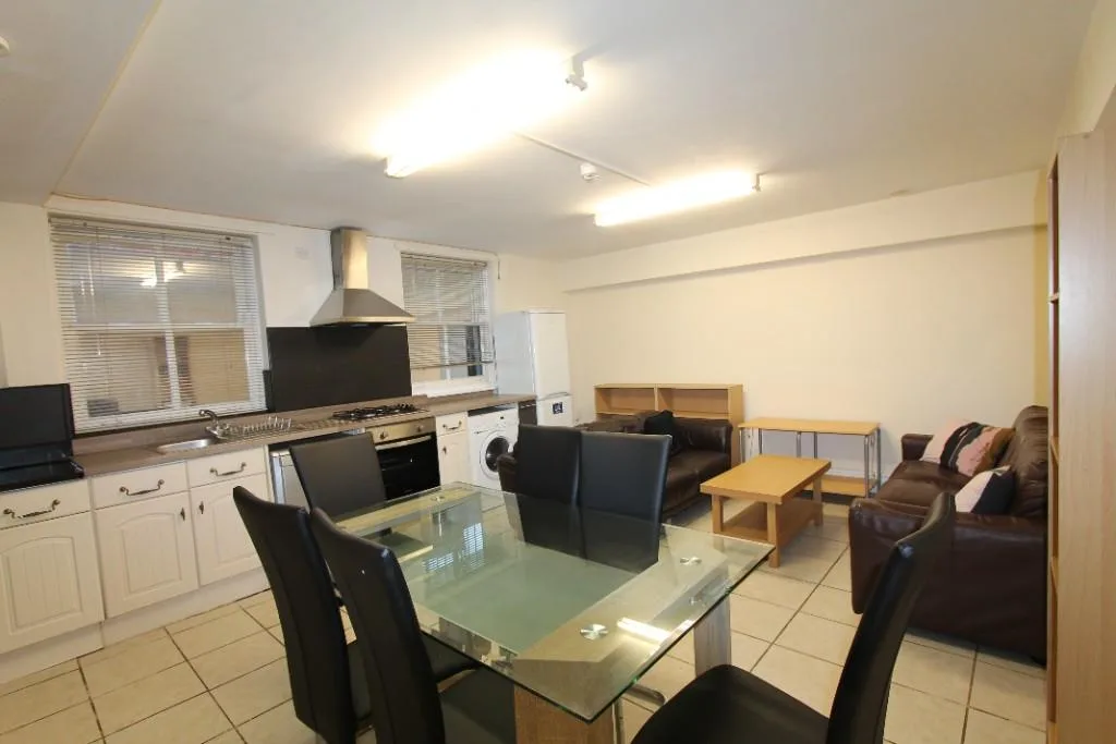 6 bedroom flat for rent