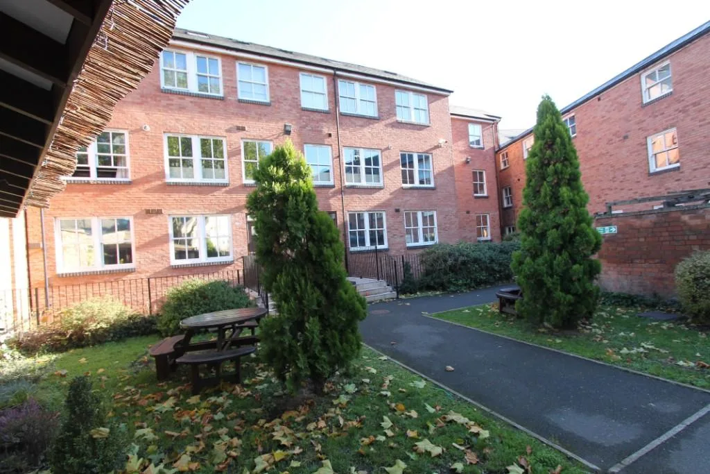 6 bedroom flat for rent