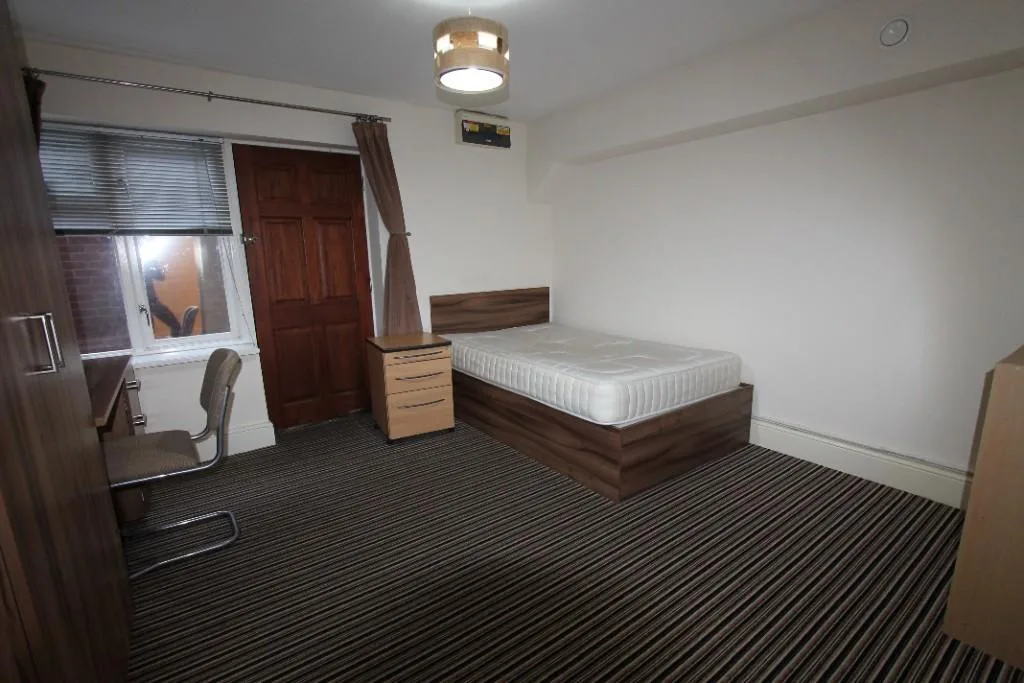 6 bedroom flat for rent